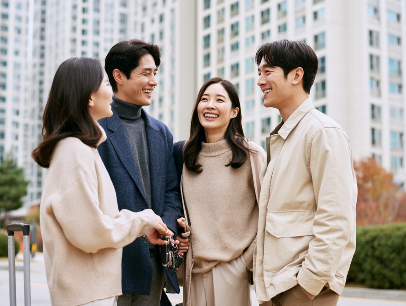열쇠를 든 입주자 두 명이 풀옵션 아파트 건물 앞에 서 있는 모습